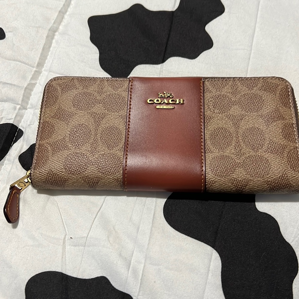 Coach wallet signature